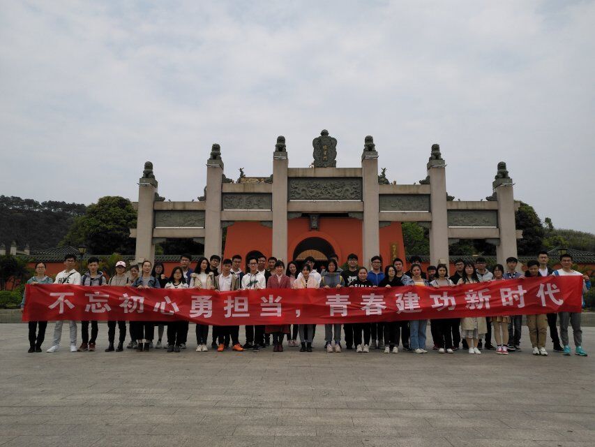 生科院师生于孔庙前合影留念