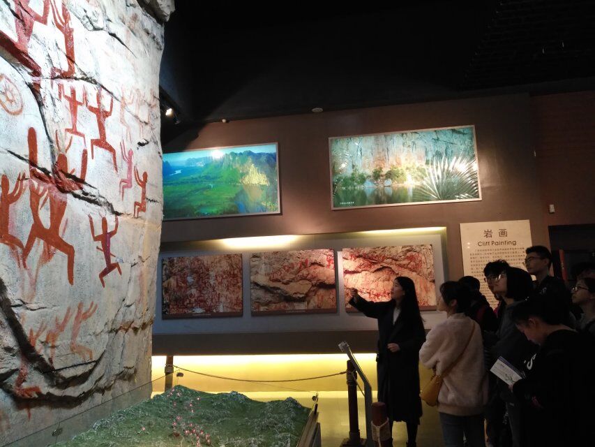 生科院师生倾听广西民族博物馆讲解员对展物的讲解