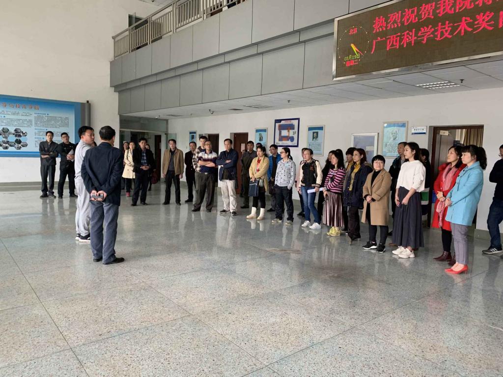 保卫处工作人员讲解火灾逃生办法